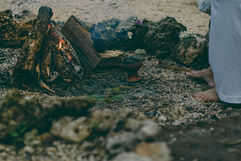 Detalle del círculo de fuego ceremonial en Madre Verde, un espacio de enraizamiento para rituales y reflexión en silencio en la selva.
