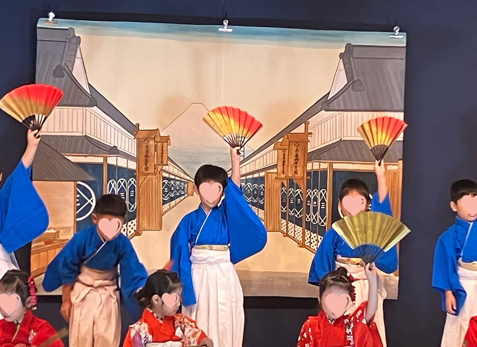 演目「お江戸日本橋」を踊りました。背景は先生の力作です。素晴らしいです