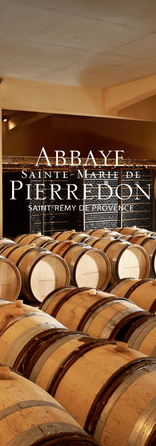 Sklad vína ve vinařství Abbaye De Pierredon ve Francii