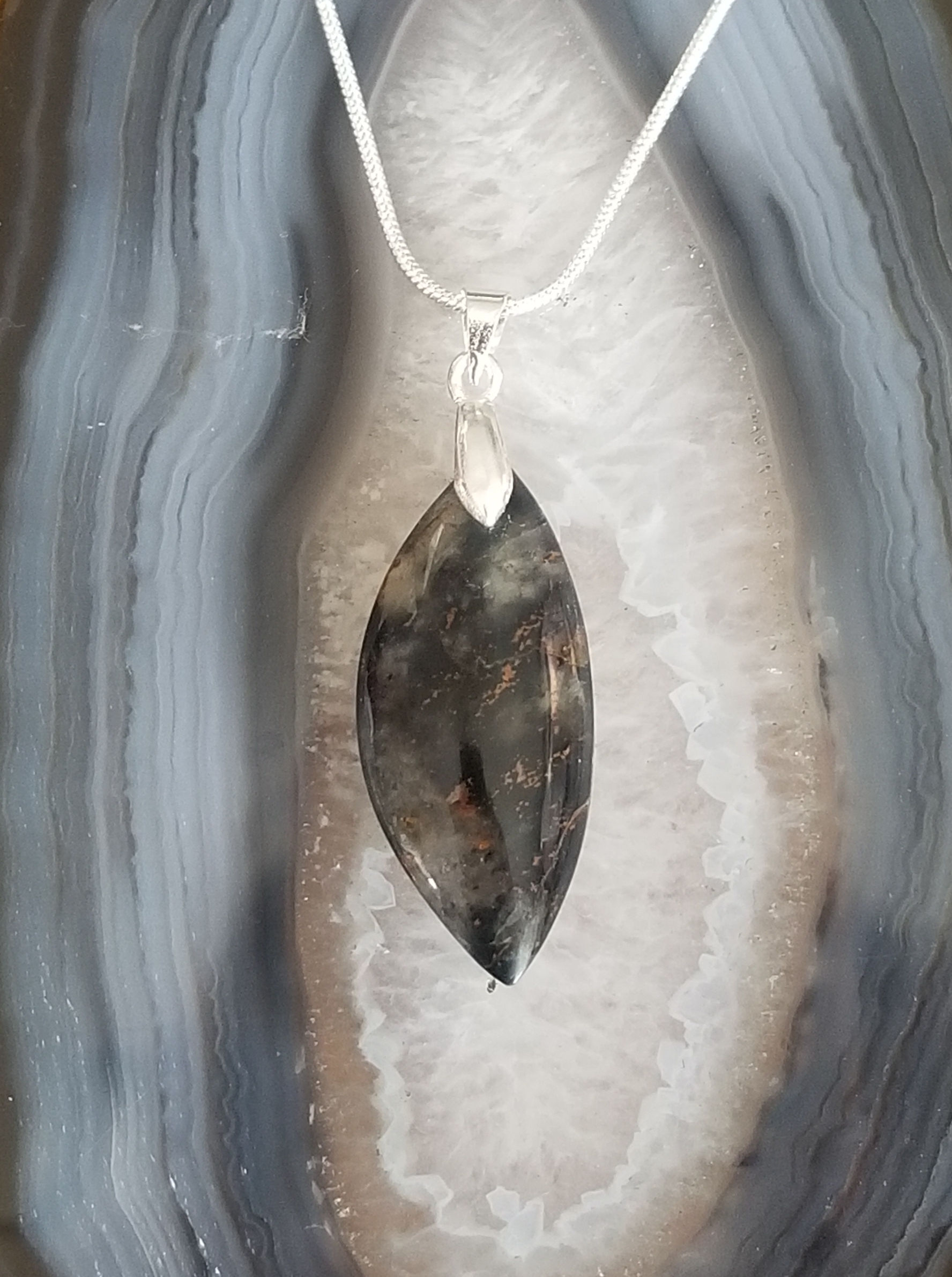 Pendentif en Œil de Faucon