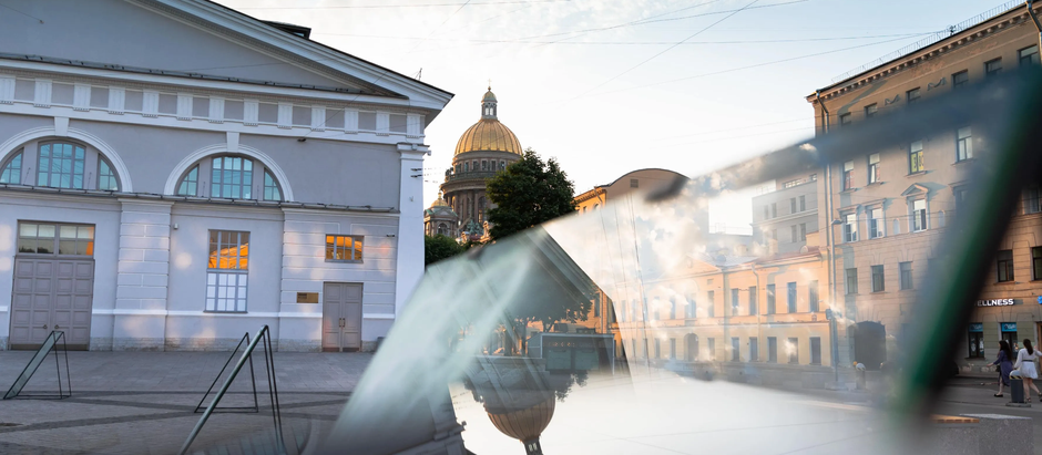 В Санкт-Петербурге открылась уличная выставка «Новые руины. Стекло»