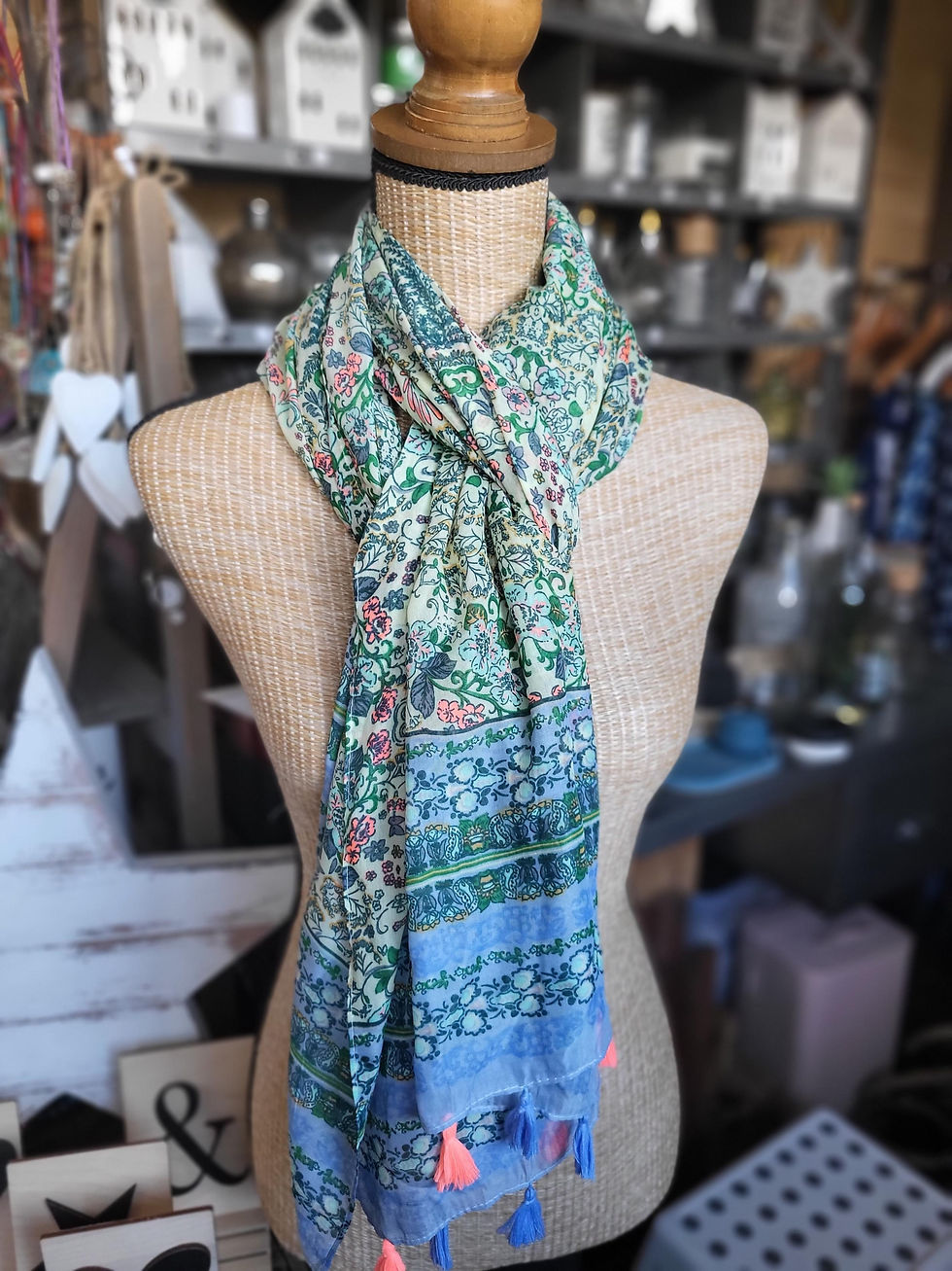 Foulard fleuri vert pompons