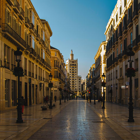 Fachada del hotel boutique de lujo en el emblemático edificio La Equitativa en Málaga, situado frente al puerto y en el inicio de la popular calle Marqués de Larios. Imagen de portada para el artículo de MALAGA OAK sobre el concepto 'Boutique de verdad'.