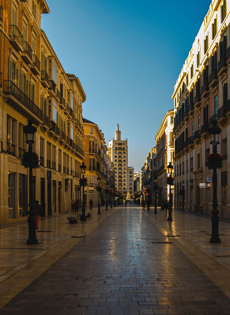 Fachada del hotel boutique de lujo en el emblemático edificio La Equitativa en Málaga, situado frente al puerto y en el inicio de la popular calle Marqués de Larios. Imagen de portada para el artículo de MALAGA OAK sobre el concepto 'Boutique de verdad'.