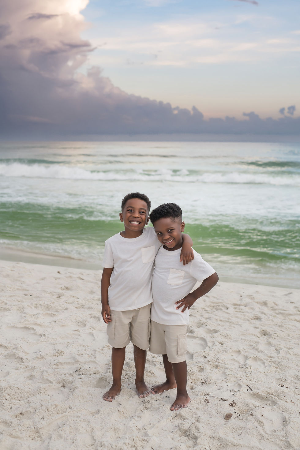 Extended family group shot taken in a 30A Photo Mini Session; book family portraits when you visit 30A — Click 30A Photography is an experienced and professional photographer.