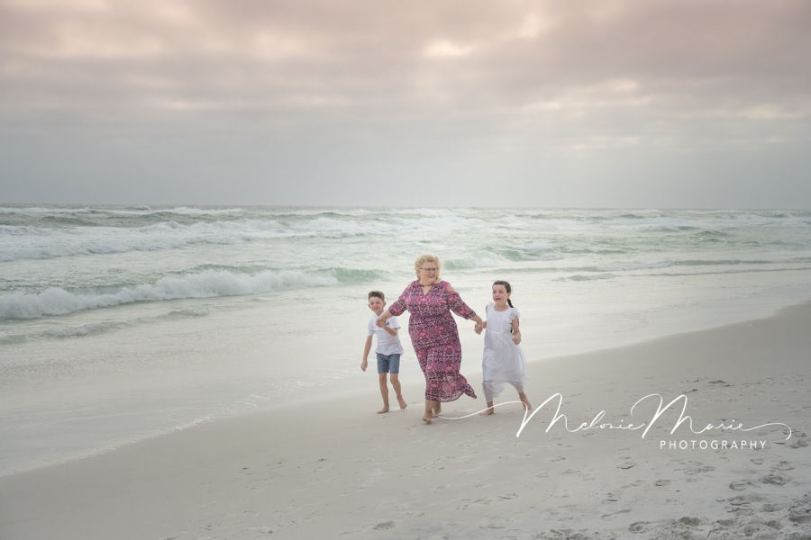 How to wear your hair on windy days for family beach photos