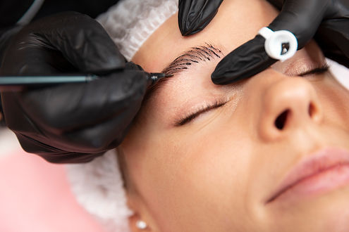 hermosa-joven-atravesando-un-tratamiento-de-microblading.jpg