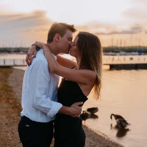 Pärchen zum Sonnenuntergang am See