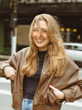 Ensaio solo feminino em Blumenau, fotografia de rua com estilo cinematográfico.