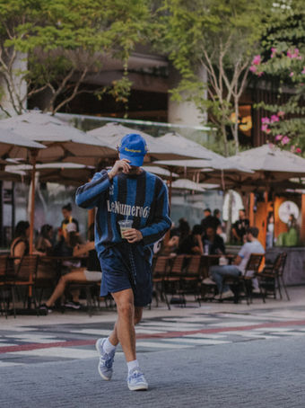 Fotografia masculina espontânea nas ruas de Blumenau, ensaio lifestyle com olhar criativo.