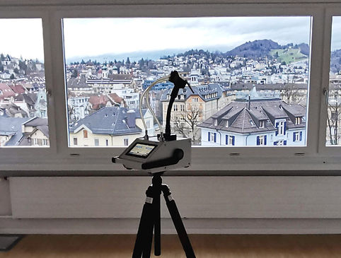 Messgerät in einer potenziell schadstoffbelasteten Wohnung: Messung von Raumluftschadstoffen, unter anderem Naphthalin und Naphthalin-ähnliche Verbindungen mittels TENAX. Im Hintergrund die Stadt Luzern.