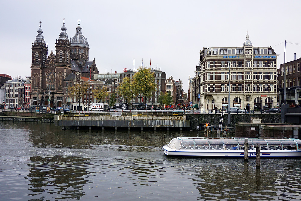 Cruise flow through the canal.