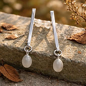 stud silver earings with pearls .jpeg