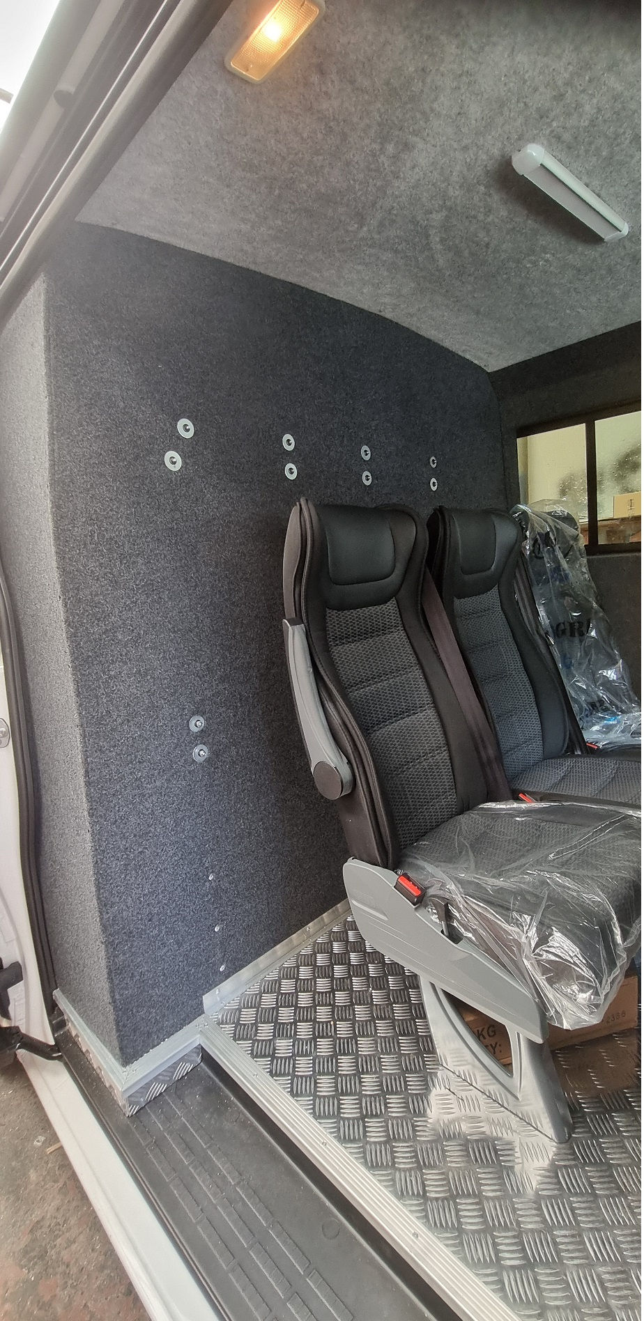 תמונה ממוזערת: VW CRAFTER 2024 עיצוב פנים+וו גרירה+מצלמת דרך
