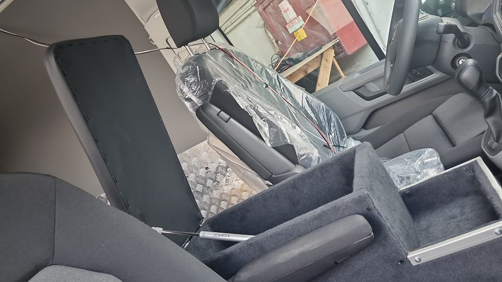 תמונה ממוזערת: התקנת ארזג חפצים-משענת יד VW CRAFTER 2023