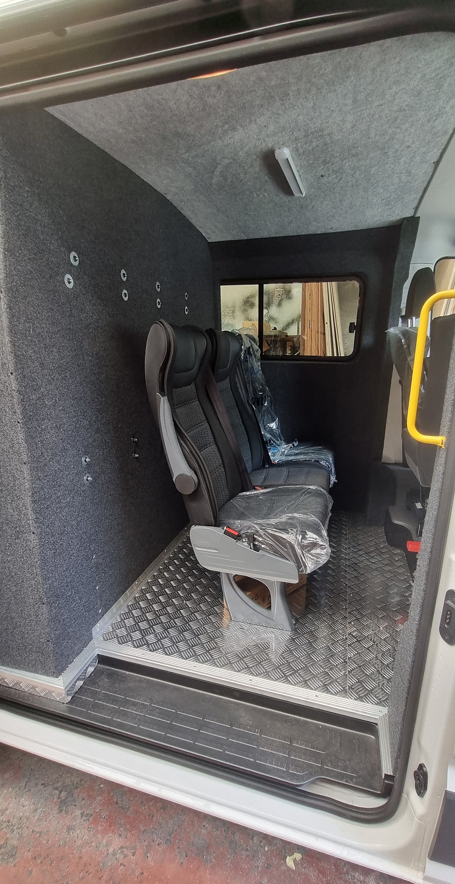 תמונה ממוזערת: VW CRAFTER 2024 עיצוב פנים+וו גרירה+מצלמת דרך
