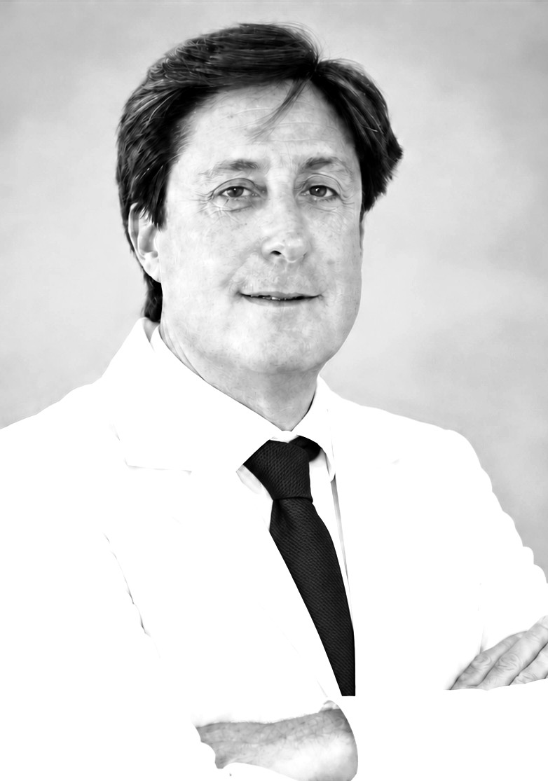 Médico con corbata azul marino_edited.jpg