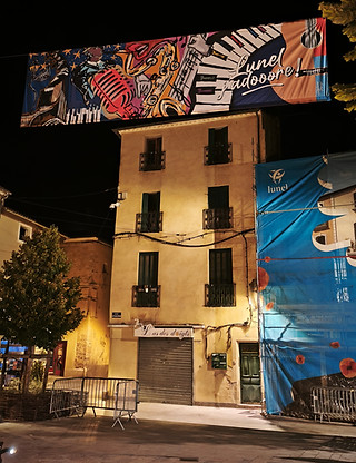 visuel géant place des Caladons à Lunel