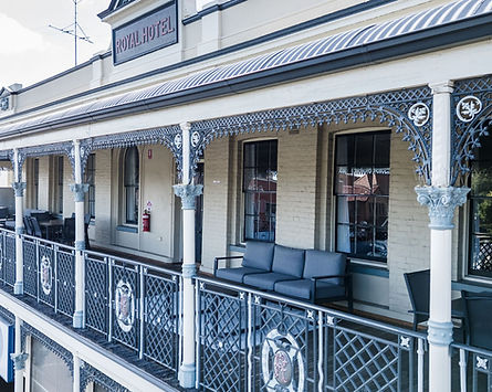 Restored facade and verandah of The Royal Hotel Bathurst painted by Tablelands Builders