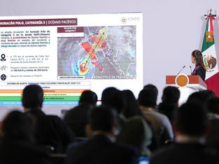 Autoridades de Protección Civil y fuerzas federales coordinan acciones de evacuación y vigilancia ante el próximo impacto de un ciclón tropical en el Pacífico mexicano.