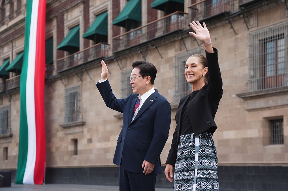 Integrantes de las delegaciones oficiales de México y la República de Corea durante la ceremonia protocolaria en el Patio de Honor de Palacio Nacional.