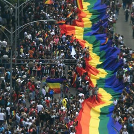 Autoridades del Sistema Condesa durante el arranque del Pride en la CDMX, promoviendo el acceso equitativo a la medicina preventiva y comunitaria.