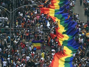 Autoridades del Sistema Condesa durante el arranque del Pride en la CDMX, promoviendo el acceso equitativo a la medicina preventiva y comunitaria.