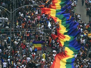 Autoridades del Sistema Condesa durante el arranque del Pride en la CDMX, promoviendo el acceso equitativo a la medicina preventiva y comunitaria.