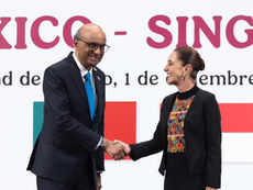 presidenta Claudia Sheinbaum Pardo y el presidente Tharman Shanmugaratnam estrechando manos tras la firma de acuerdos en Palacio Nacional, en el marco de la consolidación de la alianza estratégica México-Singapur