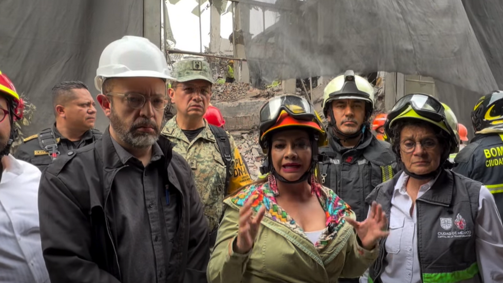 Equipos de rescate y binomios caninos trabajan entre los escombros del edificio en San Antonio Abad para localizar a los tres trabajadores atrapados tras el derrumbe.