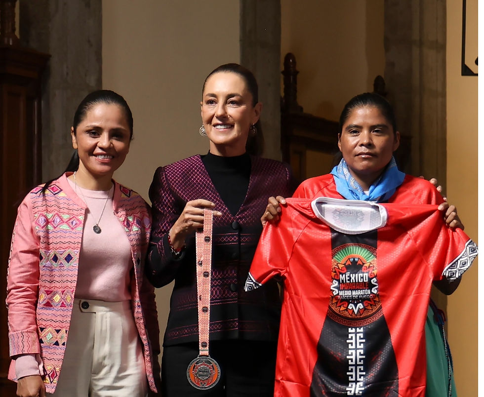 La Ultramaratonista Lorena Ramírez y Maratonista Mirna de la Cruz con la presidenta Claudia Sheinbaum en la presentación de la Segunda edición de México Imparable