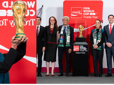La Presidenta Claudia Sheinbaum sostiene la Copa Mundial FIFA junto a representantes de Coca-Cola y leyendas del fútbol internacional en Palacio Nacional.