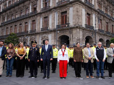 La jefa de Gobierno, Clara Brugada Molina, junto al secretario de Seguridad Ciudadana, Pablo Vázquez Camacho, y el inspector en jefe Luis Amaro López, encabezan la puesta en marcha de la nueva UPC Centro Histórico en el Antiguo Palacio del Ayuntamiento para reforzar la vigilancia de los cuadrantes capitalinos