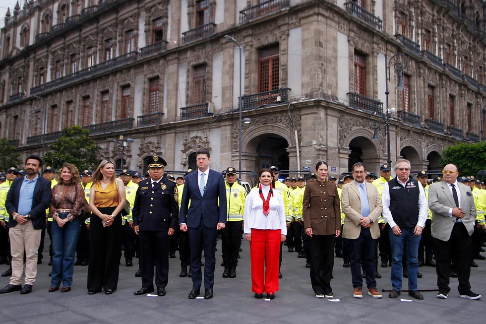 La jefa de Gobierno, Clara Brugada Molina, junto al secretario de Seguridad Ciudadana, Pablo Vázquez Camacho, y el inspector en jefe Luis Amaro López, encabezan la puesta en marcha de la nueva UPC Centro Histórico en el Antiguo Palacio del Ayuntamiento para reforzar la vigilancia de los cuadrantes capitalinos