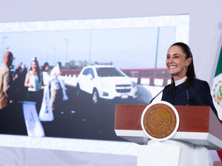 El secretario de Infraestructura, Comunicaciones y Transportes, Jesús Antonio Esteva Medina, y la gobernadora de Colima, Indira Vizcaíno Silva, celebraron la conclusión del viaducto elevado que agilizará los trayectos metropolitanos.