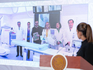 El Director General del IMSS, Zoé Robledo, junto al equipo médico en la nueva Sala de Hemodinamia de última generación del Centro Médico Nacional Siglo XXI.