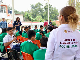 Autoridades del sector educativo y de salud durante el arranque de las jornadas socioemocionales en una escuela telesecundaria de Naucalpan, Estado de México.