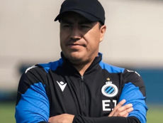 imagen redes sociales: El timonel Efraín Juárez observa con determinación el entrenamiento matutino de los Pumas previo al cierre de torneo en el Estadio Olímpico Universitario.