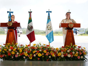 La presidenta de México, Claudia Sheinbaum, junto al presidente de Guatemala, Bernardo Arévalo, durante una reunión bilateral enfocada en la cooperación México Guatemala.
