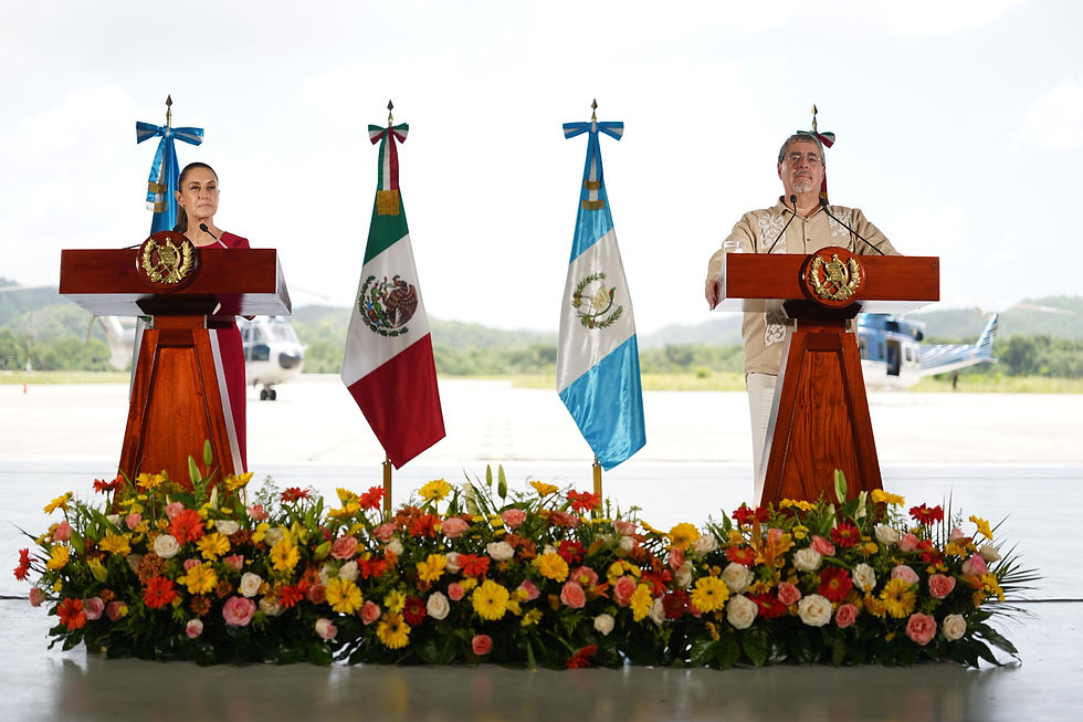La presidenta de México, Claudia Sheinbaum, junto al presidente de Guatemala, Bernardo Arévalo, durante una reunión bilateral enfocada en la cooperación México Guatemala.