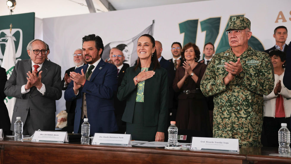 Presidenta Claudia Sheinbaum Pardo y el Director del IMSS, Zoé Robledo Aburto, el Dr. David Kershenobich Stalnikowitz, secretario de Salud Federal y el General Secretario Ricardo Trevilla Trejo, durante la 116 Asamblea del IMSS en Puebla
