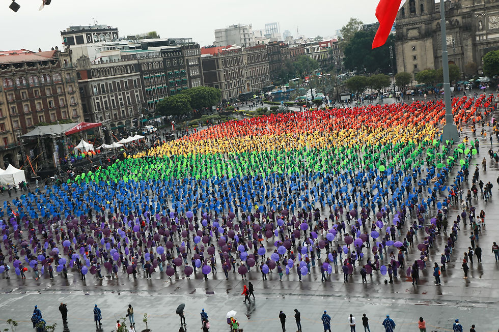 ¡IMPACTANTE! EL ZÓCALO SE VUELVE ARCOÍRIS: CDMX IZA LA BANDERA LGBTIQ+ MÁS GRANDE DEL PLANETA