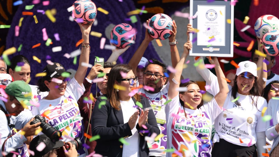 Jefa de Gobierno Clara Brugada levanta el reconocimiento por la clase  de fútbol más grande del mundo con 9500 asistentes