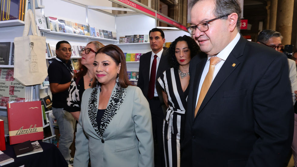 recorrido de autoridades capitalinas y de la UNAM durante Feria Internacional del Libro del Palacio de Minería en su edición número 47.