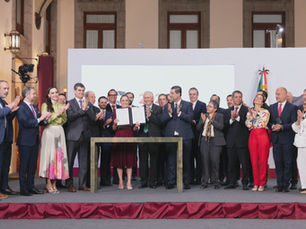 La Presidenta Claudia Sheinbaum Pardo junto a miembros de su gabinete y líderes de CANACERO, CANADEVI y CMIC durante la firma del acuerdo de acero.