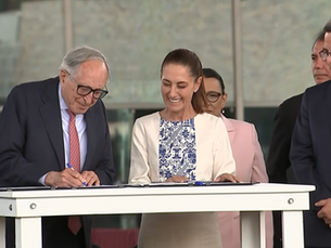 El secretario de salud, David Kershenobich, y el titular de Cofepris, Víctor Hugo Borja, formalizan la simplificación de trámites para fortalecer el sector salud en México.