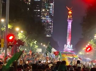 El Gobierno de la Ciudad de México desplegará un amplio esquema interinstitucional con motivo del trascendental encuentro de la Selección Mexicana de Fútbol en la justa mundialista. Las acciones coordinadas buscan mitigar riesgos, agilizar los traslados de la afición hacia el coloso del sur y garantizar un ambiente festivo ordenado tanto en las inmediaciones del estadio como en los diversos puntos de transmisión pública.  Durante la presentación del plan, las autoridades capitalinas confirmaron la activación del operativo de movilidad y seguridad en CDMX a partir de las primeras horas de este martes. La Jefa de Gobierno de la Ciudad de México, Clara Brugada Molina, destacó que la capital ha mantenido un saldo blanco durante las celebraciones previas y enfatizó que el gran objetivo de esta jornada es descentralizar los festejos masivos que tradicionalmente se concentran en el Ángel de la Independencia, distribuyendo la oferta cultural hacia otros puntos estratégicos de la metrópoli.  Di