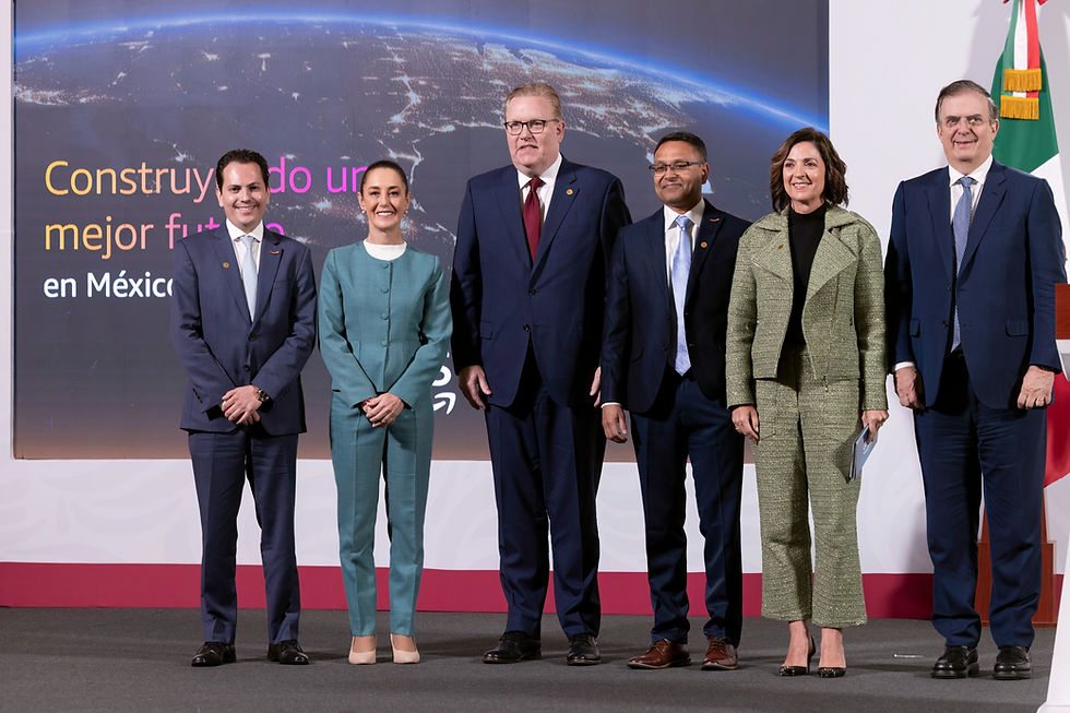 Claudia Sheinbaum Pardo presidenta de México. CEO de Política Pública para las Américas de Amazon Web Services, Shannon Kellogg; el CEO de Infraestructura Global de Amazon Web Services, Prasad Kalyanaraman, y el CEO de Amazon para México, Rubén Mugártegui.