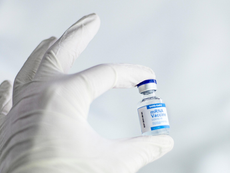 COFEPRIS aprueba nueva vacuna de Pfizer contra COVID-19 para la temporada invernal 2025-26