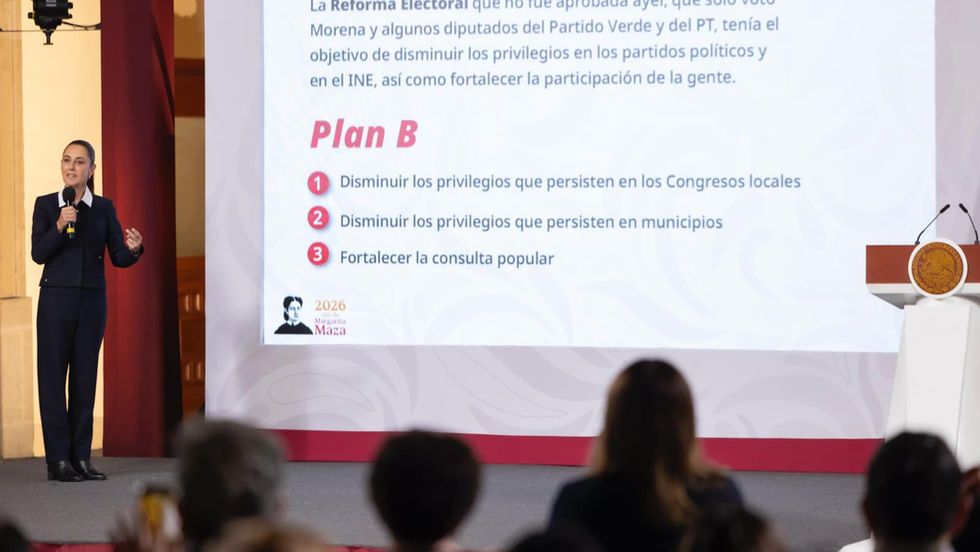 Esta mañana durante la conferencia de prensa “Las Mañaneras del Pueblo” la presidenta Claudia Sheinbaum Pardo, presentó el Plan B de la reforma electoral, después de que el día de ayer con 259 votos a favor, 234 votos en contra y una abstención, las y los diputados consiguieron dar revés al no alcanzar la mayoría calificada “todos sabíamos que no la aprobarían”, sentenció desde palacio nacional” La primera mandataria mencionó que el objetivo fundamental del llamado “Plan B” es erradicar los privilegios y reducir el gasto excesivo en instituciones electorales, partidos políticos y burocracia local para destinar esos recursos a obras públicas (bacheo, agua, drenaje). Diagnóstico de Excesos: Señaló que los congresos locales suelen presentar disparidades presupuestales. Por ejemplo, en Baja California el costo por legislador es de 34.8 millones de pesos, mientras que en Colima es de 5.1 millones. En cuanto a las regidurías, criticó el número excesivo de regidores en municipios como Monter